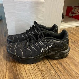 Boys youth 6.5 Black Nike Air Max Plus